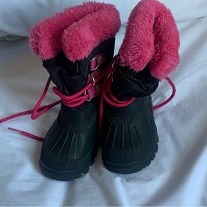 Girl’s snow boots Size 22(6)